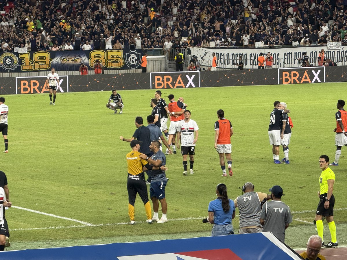 OGabrielSa's tweet photo. Nada novo. O São Paulo DERRETE no segundo tempo, sofre nos últimos minutos e perde para o Remo no Mangueirão. São Paulo vai terminar a primeira parte do Brasileirão no meio de tabela, o que é absolutamente condizente com o trabalho de seu departamento de futebol que tem síndrome de protagonista. 

Perdeu muitos gols e foi punido, o banco não busca jogo (apesar de ter gostado da minutagem aos garotos). Retrato melhor não há. Preocupante o desempenho no Campeonato Brasileiro. MUITA coisa pra se corrigir na pausa.