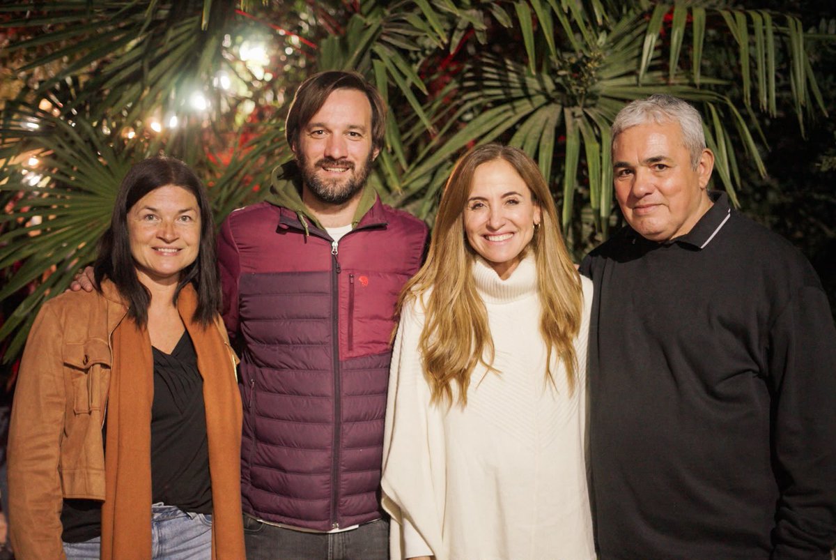 vtolosapaz's tweet photo. En #Suipacha compartimos un hermoso Encuentro Barrial en la Quinta Los Pinos junto al intendente @JuanluisMancini compañeras, compañeros y militantes de #CaminoALaVictoria, convencidos de que la Argentina que soñamos se construye desde cada barrio, escuchando, organizando y abrazando a nuestro pueblo.

Quiero agradecer especialmente a Antonio Insua, referente de CALV Suipacha, y a Viviana Martínez, Secretaria de Desarrollo del Municipio, por el compromiso y el trabajo cotidiano que realizan para fortalecer una gestión que pone a las personas en el centro de cada decisión.

Frente a un modelo que promueve el individualismo y el abandono del Estado, en Suipacha vemos todos los días el valor de una comunidad organizada, de un municipio presente y de dirigentes que no se resignan a que los argentinos y argentinas pierdan derechos y oportunidades.

Tenemos la responsabilidad de seguir construyendo una alternativa federal, amplia y con raíces en cada rincón de la Patria. Una alternativa que vuelva a poner en marcha la producción, el trabajo, la educación y la esperanza de millones de familias.

Porque el futuro no se espera: se construye con organización, con militancia y con la fuerza de un pueblo que siempre encuentra el camino para salir adelante. ✌️🇦🇷