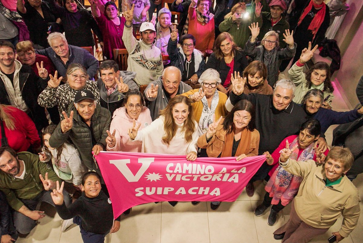 vtolosapaz's tweet photo. En #Suipacha compartimos un hermoso Encuentro Barrial en la Quinta Los Pinos junto al intendente @JuanluisMancini compañeras, compañeros y militantes de #CaminoALaVictoria, convencidos de que la Argentina que soñamos se construye desde cada barrio, escuchando, organizando y abrazando a nuestro pueblo.

Quiero agradecer especialmente a Antonio Insua, referente de CALV Suipacha, y a Viviana Martínez, Secretaria de Desarrollo del Municipio, por el compromiso y el trabajo cotidiano que realizan para fortalecer una gestión que pone a las personas en el centro de cada decisión.

Frente a un modelo que promueve el individualismo y el abandono del Estado, en Suipacha vemos todos los días el valor de una comunidad organizada, de un municipio presente y de dirigentes que no se resignan a que los argentinos y argentinas pierdan derechos y oportunidades.

Tenemos la responsabilidad de seguir construyendo una alternativa federal, amplia y con raíces en cada rincón de la Patria. Una alternativa que vuelva a poner en marcha la producción, el trabajo, la educación y la esperanza de millones de familias.

Porque el futuro no se espera: se construye con organización, con militancia y con la fuerza de un pueblo que siempre encuentra el camino para salir adelante. ✌️🇦🇷