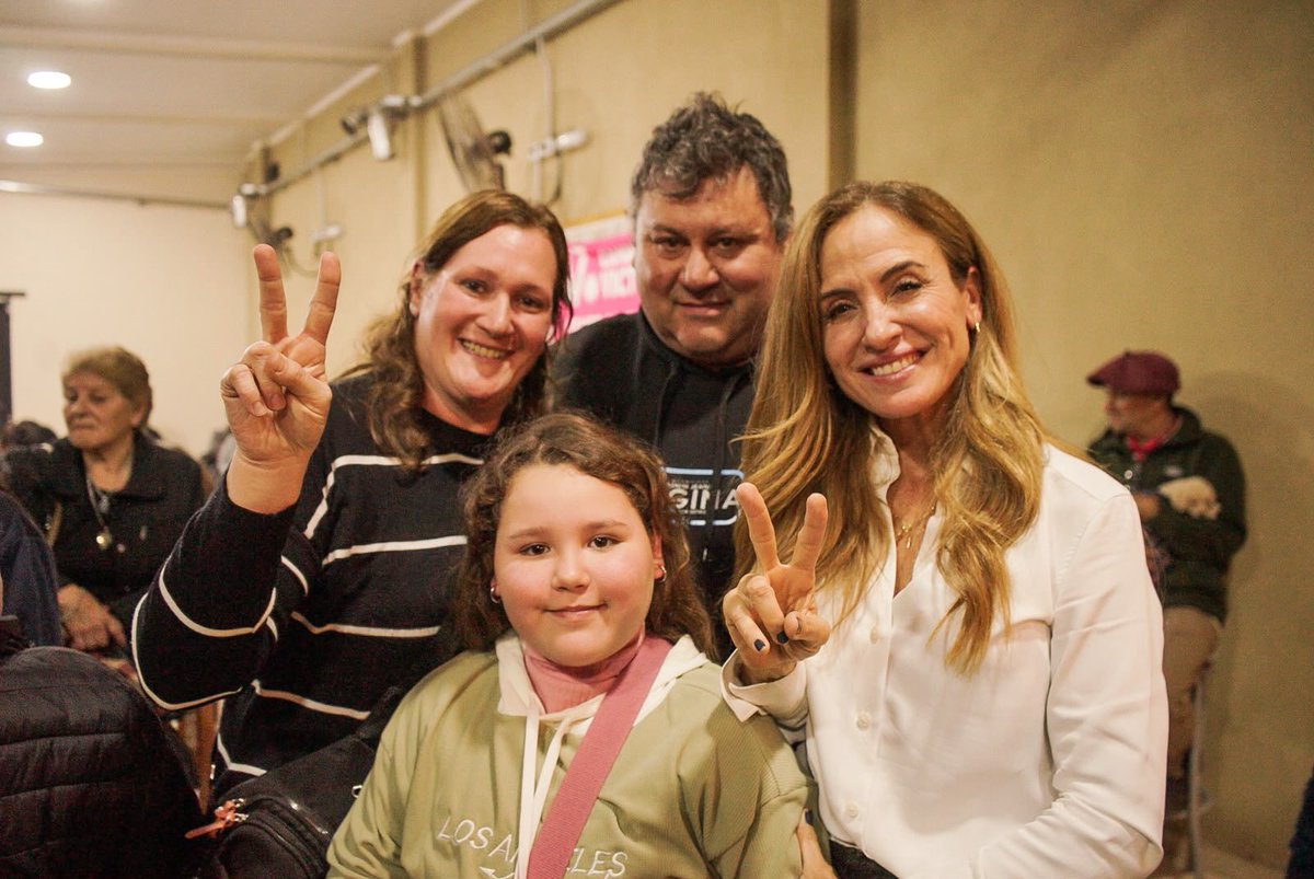 vtolosapaz's tweet photo. En #Suipacha compartimos un hermoso Encuentro Barrial en la Quinta Los Pinos junto al intendente @JuanluisMancini compañeras, compañeros y militantes de #CaminoALaVictoria, convencidos de que la Argentina que soñamos se construye desde cada barrio, escuchando, organizando y abrazando a nuestro pueblo.

Quiero agradecer especialmente a Antonio Insua, referente de CALV Suipacha, y a Viviana Martínez, Secretaria de Desarrollo del Municipio, por el compromiso y el trabajo cotidiano que realizan para fortalecer una gestión que pone a las personas en el centro de cada decisión.

Frente a un modelo que promueve el individualismo y el abandono del Estado, en Suipacha vemos todos los días el valor de una comunidad organizada, de un municipio presente y de dirigentes que no se resignan a que los argentinos y argentinas pierdan derechos y oportunidades.

Tenemos la responsabilidad de seguir construyendo una alternativa federal, amplia y con raíces en cada rincón de la Patria. Una alternativa que vuelva a poner en marcha la producción, el trabajo, la educación y la esperanza de millones de familias.

Porque el futuro no se espera: se construye con organización, con militancia y con la fuerza de un pueblo que siempre encuentra el camino para salir adelante. ✌️🇦🇷