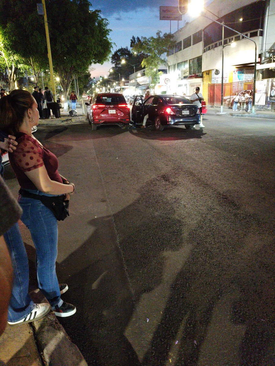 AF_Castaneda's tweet photo. @UCS_GCDMX #TransitoCDMX percance vial sobre la Av8 y Calle 39. Colonia Ignacio Zaragoza, @A_VCarranza. Afecta el flujo vial ya que fue en el semáforo. https://t.co/m0WGfQpz2d