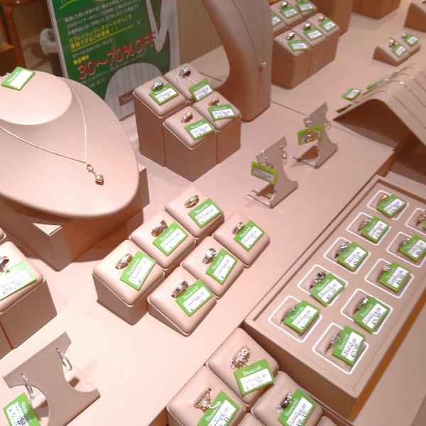 MAEBARA_LAPIA's tweet photo. ソフィマエバラ ラピア店にて開催中のジュエリー買取＆リフォーム相談会は本日まで！巷に溢れる有象無象の選択肢の中でも、ジュエリーの専門家がその価値を査定するこの機会は貴重です！是非お気軽にご相談ください！また好評のリフレッシュジュエリーの爆安っぷりも健在ですのでそちらもどうぞ＾＾ https://t.co/TBvjwxtMGl