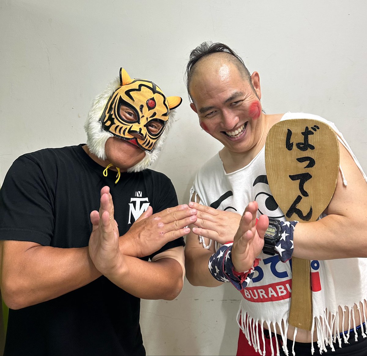 batten810's tweet photo. 7月7日後楽園ホールで引退される
四代目タイガーマスク選手。
こうやって会うのは２回目ですが、
異常なほどのいじりDMで昔から会ってる感覚でした。
私がセコンド中にマットを叩きながら
「タイガーさん！」と叫んだら
普通に「はい？」と返事が来ました。
ばってん🙅‍♂️
#njpw #qpro #中間市 https://t.co/ZybHb5g833