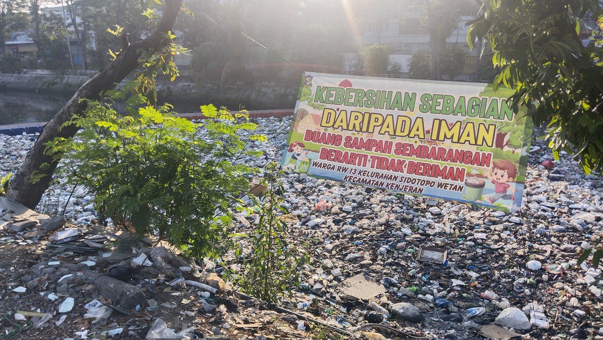 _katakita08's tweet photo. Di kota kami yang pentingkan pencitraan, bahkan iman dijadikan nilai tawar dari kebersihan,  nyatanya tidak berdampak
Kesadaran itu timbul karena edukasi pentingnya bahaya sampah yg dibuang serampangan. Bukan karena pemberian sanksi kucing-kucingan warga dan pemkot. 
Ketersediaan tempat pembuangan sampah atau minimal tempat sampah disekitar area terdampak serta kebijakan pemkot soal pembuangan sampah warga. 
Sampah yg dari warga saat ini dibuang 2-3 hari, lalu smpah menumpuk di tempat sampah. 
Area tengah kota bersih karena petugas yg rutin mengambil sampah sedang di sudut2 kampung sampah dibiarkan begitu saja.