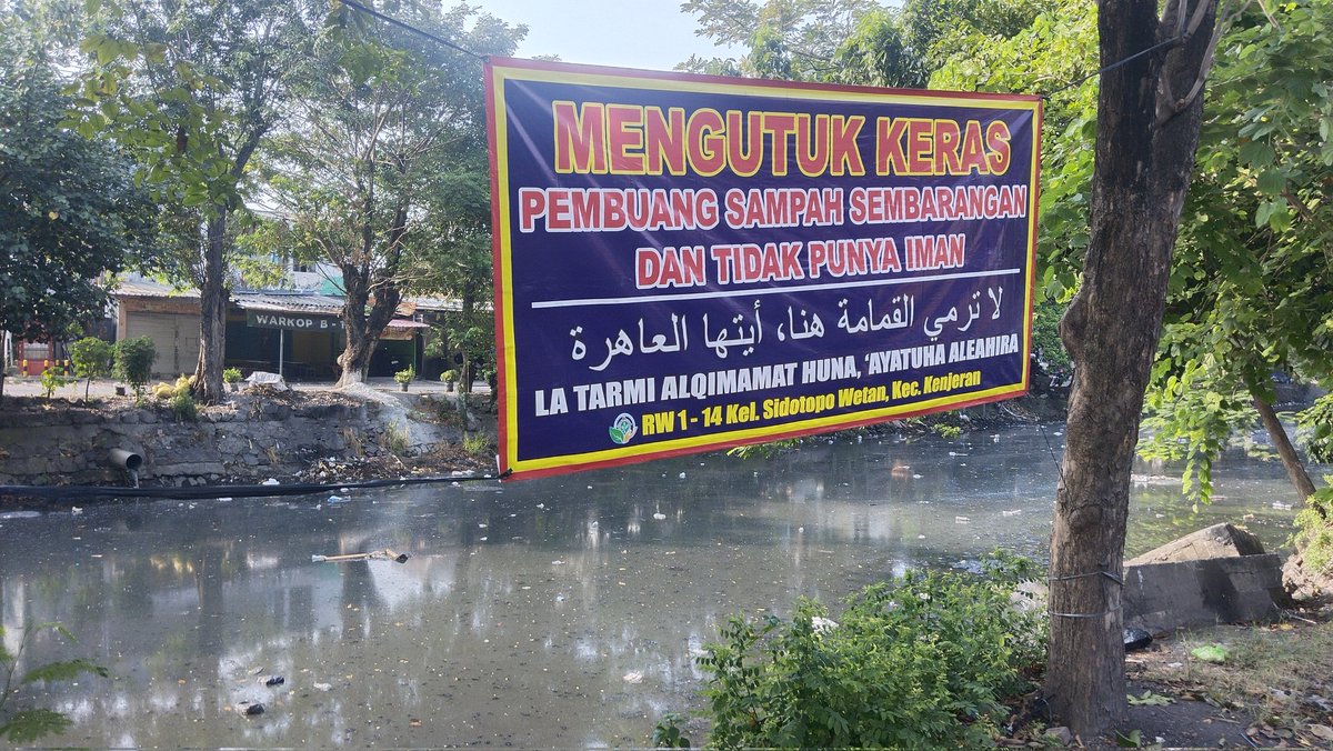 _katakita08's tweet photo. Di kota kami yang pentingkan pencitraan, bahkan iman dijadikan nilai tawar dari kebersihan,  nyatanya tidak berdampak
Kesadaran itu timbul karena edukasi pentingnya bahaya sampah yg dibuang serampangan. Bukan karena pemberian sanksi kucing-kucingan warga dan pemkot. 
Ketersediaan tempat pembuangan sampah atau minimal tempat sampah disekitar area terdampak serta kebijakan pemkot soal pembuangan sampah warga. 
Sampah yg dari warga saat ini dibuang 2-3 hari, lalu smpah menumpuk di tempat sampah. 
Area tengah kota bersih karena petugas yg rutin mengambil sampah sedang di sudut2 kampung sampah dibiarkan begitu saja.