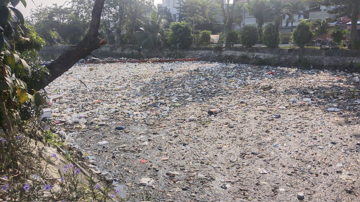 _katakita08's tweet photo. Di kota kami yang pentingkan pencitraan, bahkan iman dijadikan nilai tawar dari kebersihan,  nyatanya tidak berdampak
Kesadaran itu timbul karena edukasi pentingnya bahaya sampah yg dibuang serampangan. Bukan karena pemberian sanksi kucing-kucingan warga dan pemkot. 
Ketersediaan tempat pembuangan sampah atau minimal tempat sampah disekitar area terdampak serta kebijakan pemkot soal pembuangan sampah warga. 
Sampah yg dari warga saat ini dibuang 2-3 hari, lalu smpah menumpuk di tempat sampah. 
Area tengah kota bersih karena petugas yg rutin mengambil sampah sedang di sudut2 kampung sampah dibiarkan begitu saja.