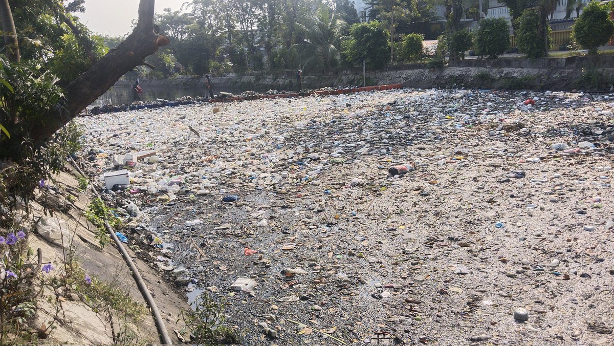 _katakita08's tweet photo. Di kota kami yang pentingkan pencitraan, bahkan iman dijadikan nilai tawar dari kebersihan,  nyatanya tidak berdampak
Kesadaran itu timbul karena edukasi pentingnya bahaya sampah yg dibuang serampangan. Bukan karena pemberian sanksi kucing-kucingan warga dan pemkot. 
Ketersediaan tempat pembuangan sampah atau minimal tempat sampah disekitar area terdampak serta kebijakan pemkot soal pembuangan sampah warga. 
Sampah yg dari warga saat ini dibuang 2-3 hari, lalu smpah menumpuk di tempat sampah. 
Area tengah kota bersih karena petugas yg rutin mengambil sampah sedang di sudut2 kampung sampah dibiarkan begitu saja.
