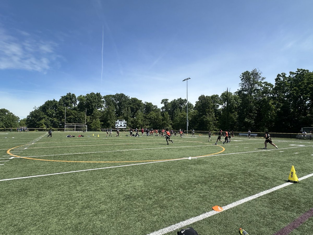 Coach_Hancock74's tweet photo. DAYO continues to make a huge impact on athletes in Danbury. Spent the A.M with former and future players, while watching the youth flag games. It was great seeing so much energy and excitement around the game. Next up big man camp #community #DAYO #FutureHatters @CoachTieri https://t.co/15LfgFfJS0