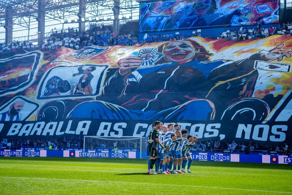 UltrasPresent's tweet photo. Gran tifo de los Riazor Blues 🔵⚪️ plasmando al JOKER con una chaqueta del RCDepor y las cartas con el escudo y abajo la frase:

“EL DESTINO BARAJA LAS CARTAS, NOSOTROS LAS JUGAMOS” 

RCDeportivo - UD Las Palmas. https://t.co/qtw6yy1GMh