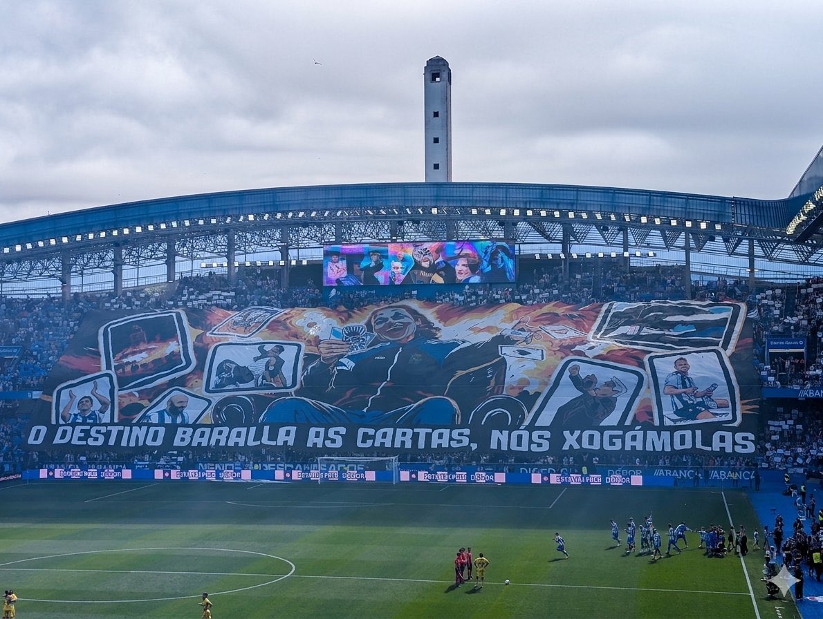 UltrasPresent's tweet photo. Gran tifo de los Riazor Blues 🔵⚪️ plasmando al JOKER con una chaqueta del RCDepor y las cartas con el escudo y abajo la frase:

“EL DESTINO BARAJA LAS CARTAS, NOSOTROS LAS JUGAMOS” 

RCDeportivo - UD Las Palmas. https://t.co/qtw6yy1GMh