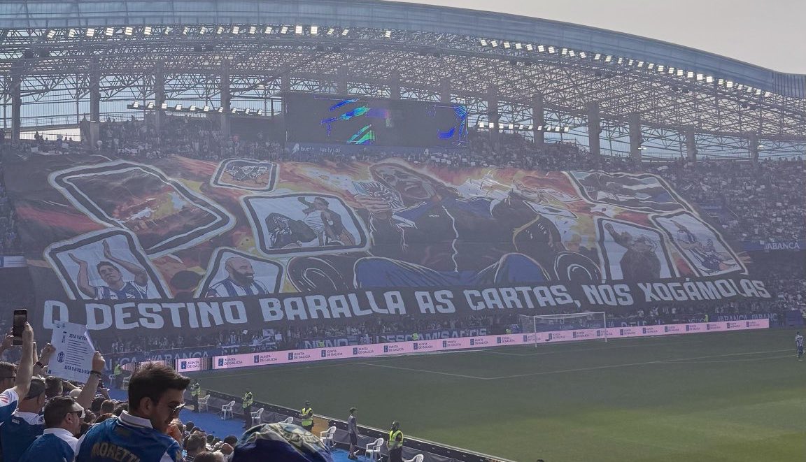 UltrasPresent's tweet photo. Gran tifo de los Riazor Blues 🔵⚪️ plasmando al JOKER con una chaqueta del RCDepor y las cartas con el escudo y abajo la frase:

“EL DESTINO BARAJA LAS CARTAS, NOSOTROS LAS JUGAMOS” 

RCDeportivo - UD Las Palmas. https://t.co/qtw6yy1GMh