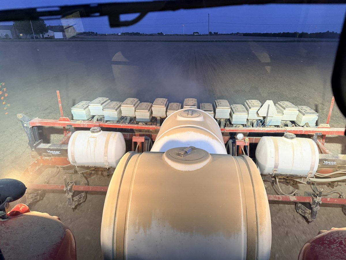 MoeChauvin's tweet photo. Monitoring #oldtech with #newtech. It’s hard to improve on the precision of this 27yr old planter #AgLeader #WhitePlanter #plant26 #OntAg https://t.co/u5jkLAWXW2