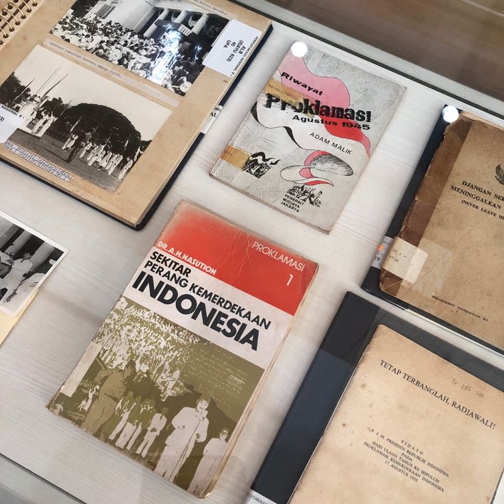 dlkalasenja's tweet photo. ️️
Halo, saya guru sejarah di SMA Silit. @SMASILIT sudah siap belum untuk melek politik serta sejarah bangsa ini? Oh, nama ya, panggil saja bapak Sore ya? 
️️ https://t.co/5NuoT63FPE