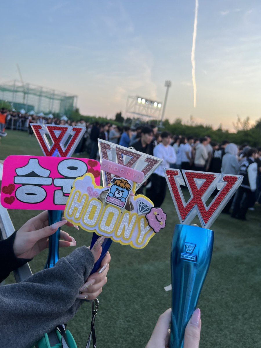 1toyun88's tweet photo. 気づけば全部の学祭に、、、🙄ww

どこの大学も楽しかったけど계명대と한양대が楽しかったな〜🥹🙌
暑いし待機長いし何かしらハプニング起こって大変だったけどみんなで行けてよかった〜😭✨
学祭のうぃの最高🥹💕💕秋も楽しみ〜！🫶@official_yoon_ 
@_ksuyo @_maetamong_92 https://t.co/NkeEKpLdKR