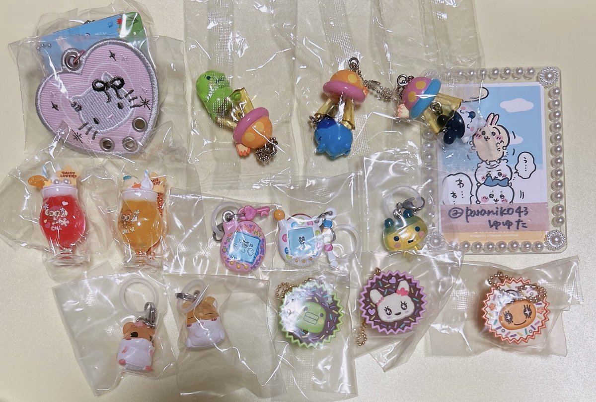 paraniko43's tweet photo. 【交換】めじるしアクセサリー、キーホルダー、ストラップ
譲：画像1〜3
求：サンリオ ジェリーデコバンド
♡キティ
♡シュガバニ2種(しろうさ・くろうさ)

3点を纏めて交換していただける方居ましたらよろしくお願いいたします。 https://t.co/KC4bS27zNz