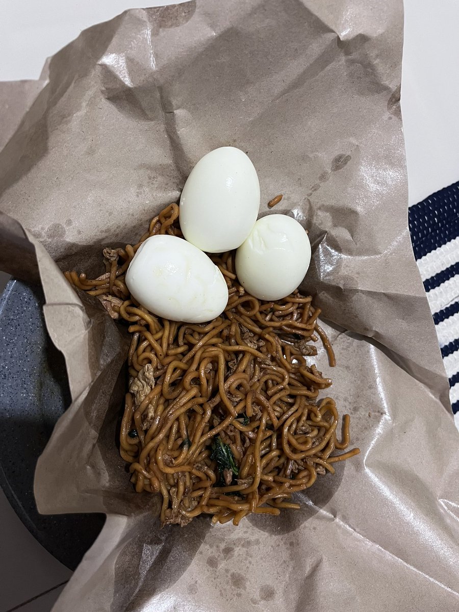 jeeyioo's tweet photo. telur + sisa mie kemarin karena ga abiss🥲🥲 https://t.co/x6SR284kGL