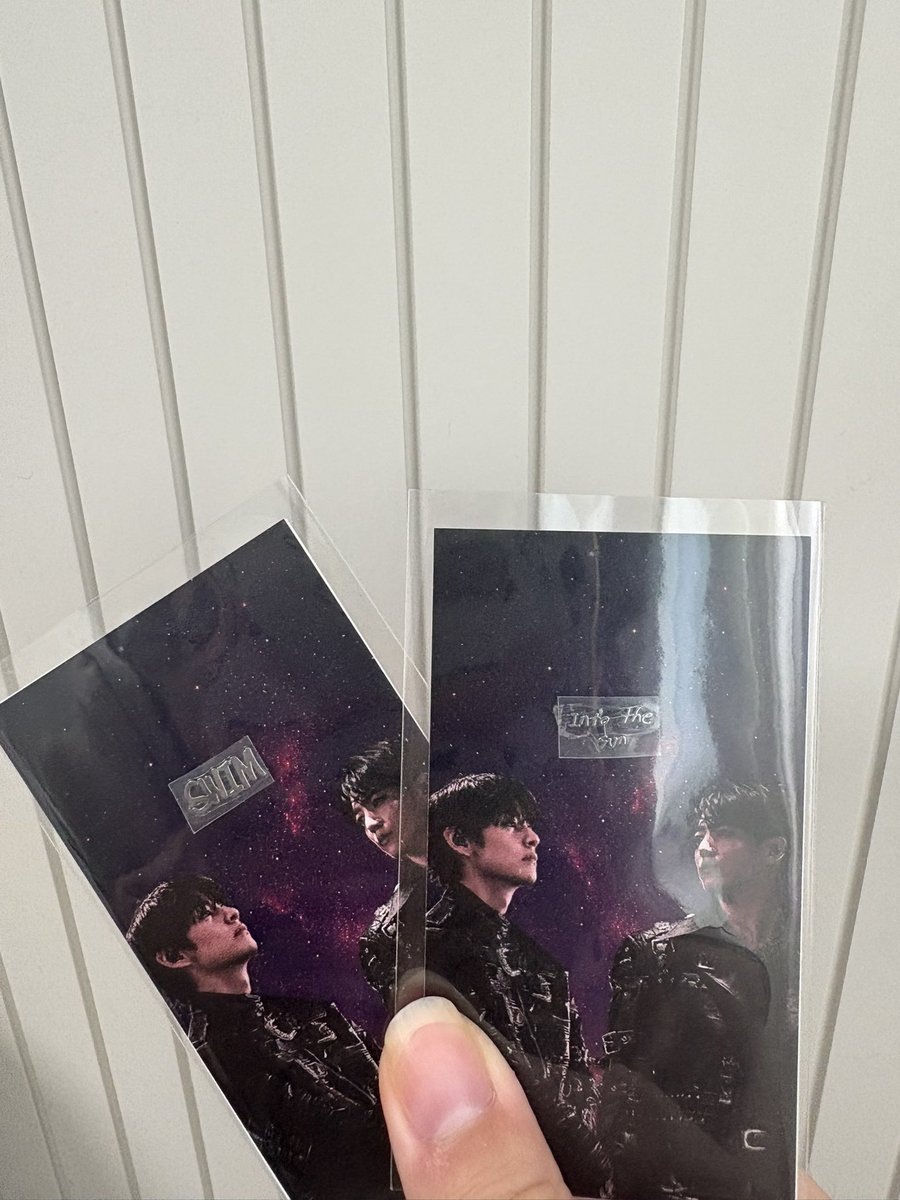 BTS_V_KYR25's tweet photo. 𝘽𝙏𝙎 𝙒𝙊𝙍𝙇𝘿 𝙏𝙊𝙐𝙍 𝘼𝙍𝙄𝙍𝘼𝙉𝙂 𝙞𝙣 𝘽𝙐𝙎𝘼𝙉

아리랑 부산 막콘에서 손글씨 전차스 나눔합니다

ꕤ 수량: 90장
ꕤ 일시: 6월 13일 (막콘)
ꕤ 조건: 해당 글 #RT + 팔로우or마음 🩷

장소 및 시간 당일 인용으로 공유할게요!
 
디자인은 이럴줄님 해주셨습니다 https://t.co/Ei1sgTBg5A