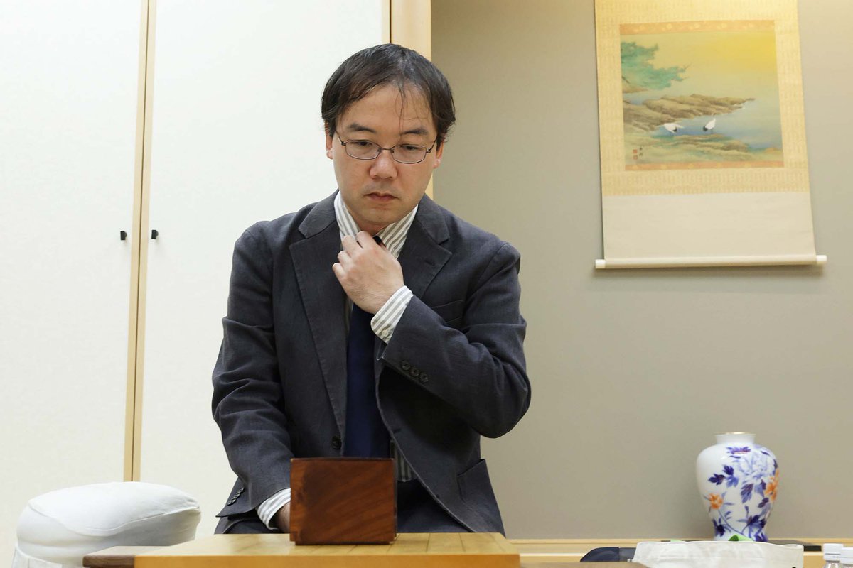 yomiuri_ryuo's tweet photo. 「46歳で３組復帰って凄くないですか」と気分上々の凄八先生、昇段したばかりの長谷部六段と相掛かりの戦い＜竜王戦４組決勝・飯島栄治八段－長谷部浩平六段＞前局で藤本渚七段を破った飯島八段。本戦入りをかけた一戦の「動く棋譜」、写真入り詳報記事は竜王戦中継ブログで↓ https://t.co/L58bskfiag https://t.co/LJVsxjqaHq