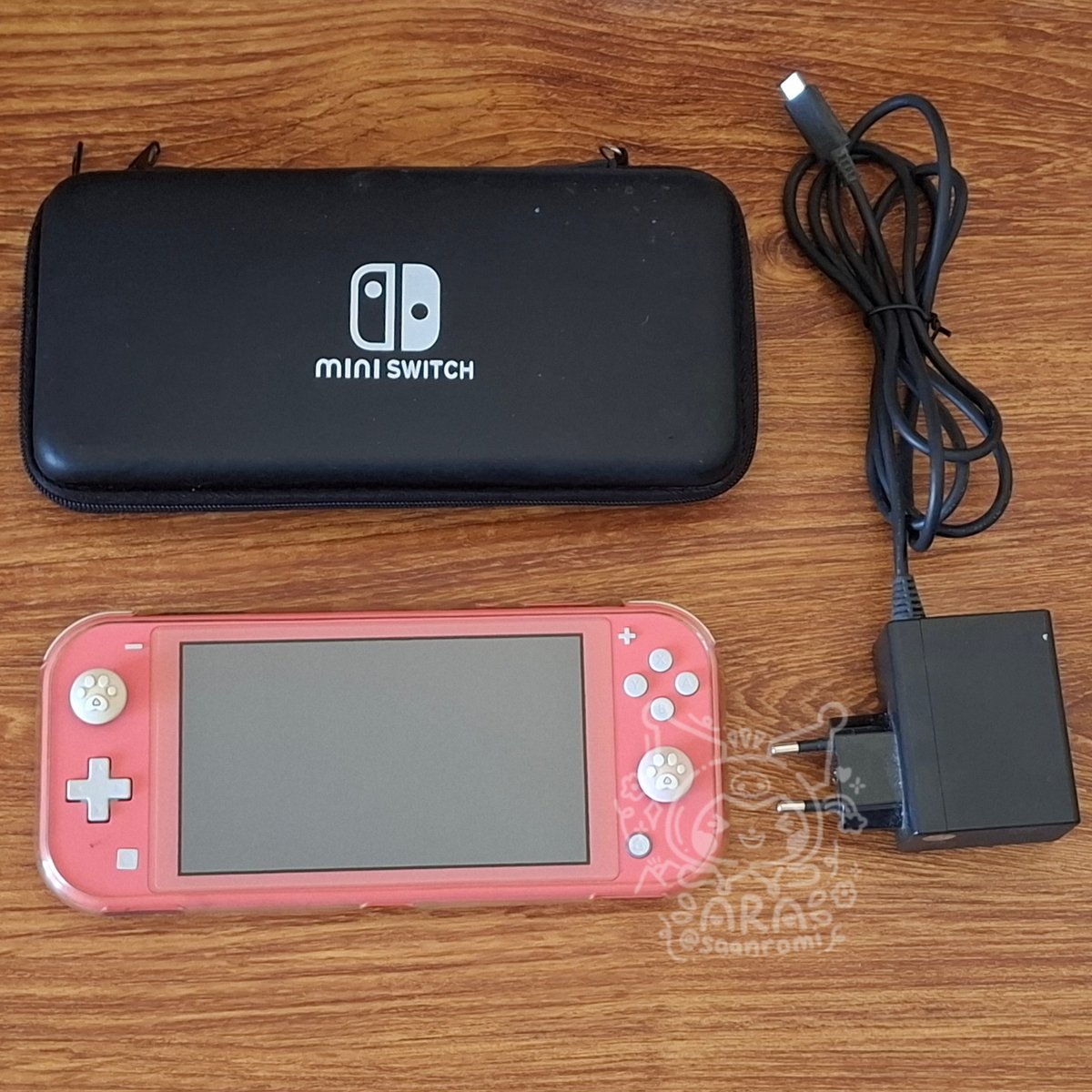 saanromi's tweet photo. wts nintendo switch lite coral

🍎 include bag, tempered glass, clear case, charger
🍎 battery, joycons and buttons are ok

‼️ slight damage on LCD
‼️ no box
‼️ doesn't include game

🏷 under 1,8jt, oren only, boleh nego https://t.co/xPEJZsRzZd
