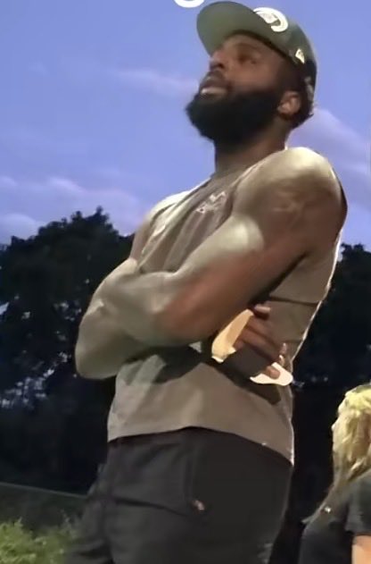 SbondyNBA's tweet photo. Mitchell Robinson spotted in splint by TikTok user jdmlegend https://t.co/pYgH2oaE1o
