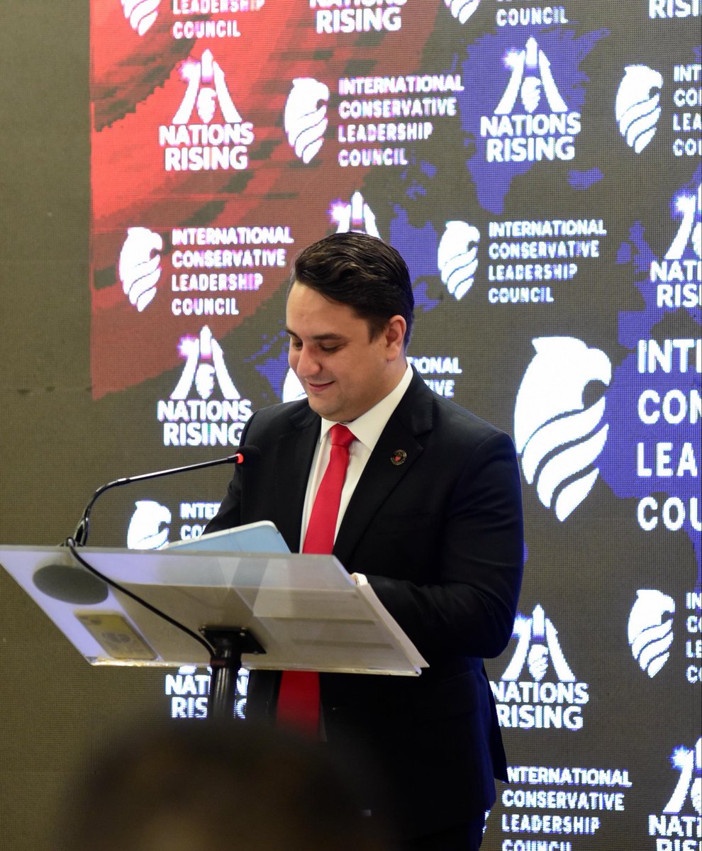 RonaldYPortillo's tweet photo. ¡Bendecido domingo! Aquí leyendo a los nets progres/izquierda vueltos locos porque junto a @IclcNetwork impulsaremos una agenda conservadora que promueva la vida, la familia y la fe. Guatemala para Cristo. 🇺🇸🤝🇬🇹 https://t.co/IEJ3qIjtBE
