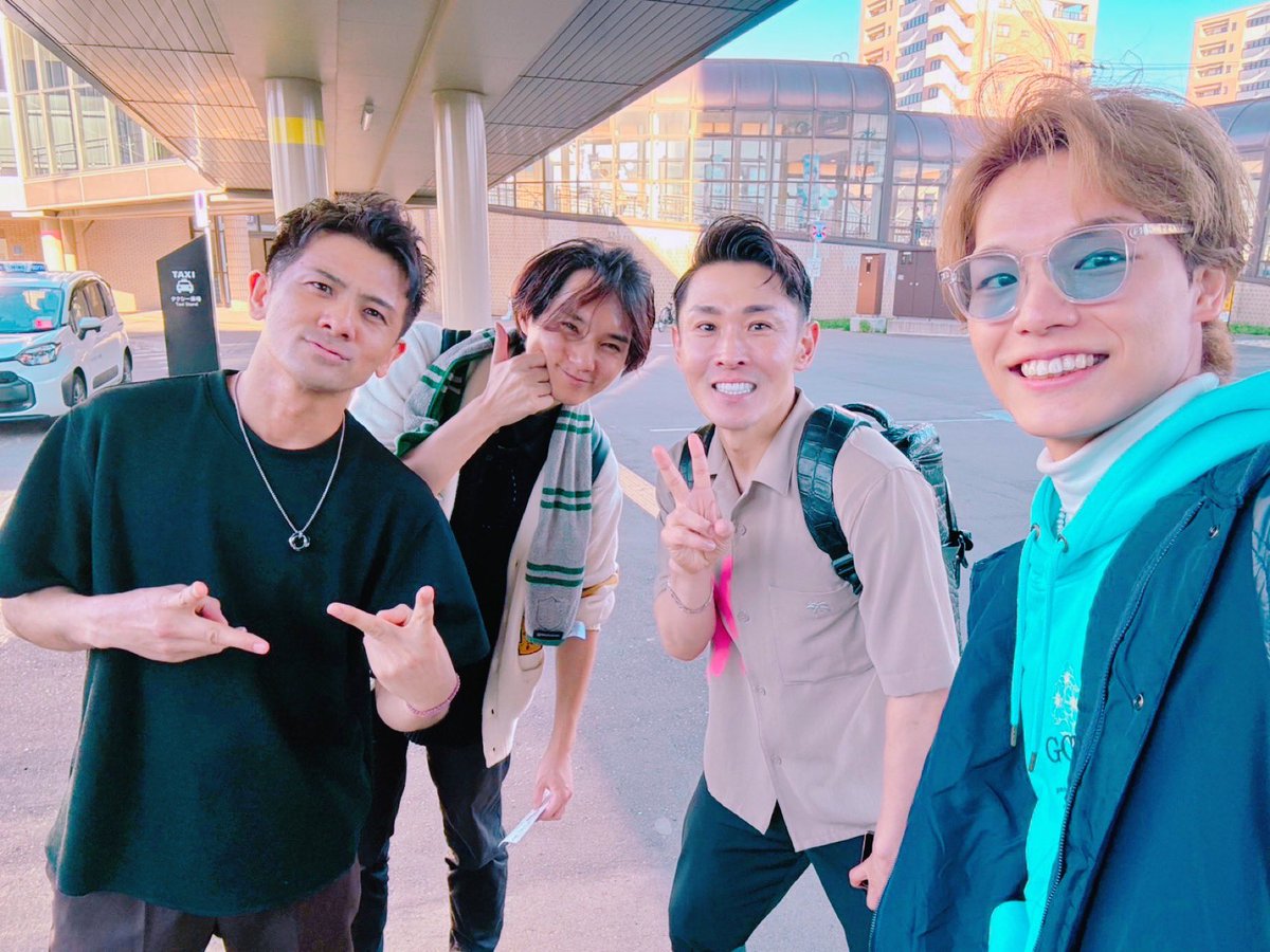 conte_sirokuma's tweet photo. 北広島公演、ありがとうございました✨

🤴🏼演歌界プリンス→京太郎さん
🃏世界的天才マジシャン→才藤さん  
💫ラッキースターの相方→星椰

北広島駅前にてDA PUMP(昔の)風に😎

#FabulousRevueBoys
#ボーイズレビュー

次回
↓↓↓
#徳之島公演
#プレステージュ　
#6月13日から14日 https://t.co/IV3Rnl30I4