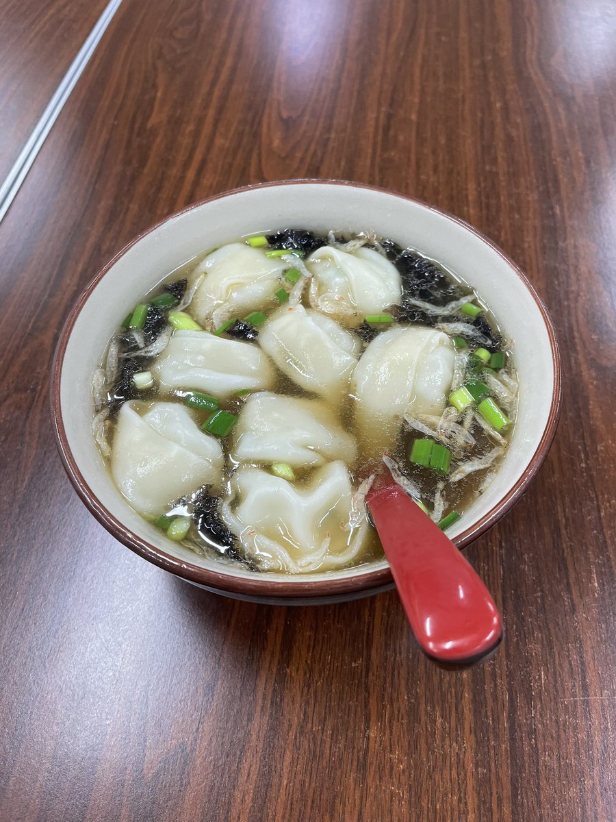 liltyler91's tweet photo. しゃーなし友誼食府のフードコートにしたけど美味そうなワンタン見つけて幸せ

干しエビと海苔入っててうまー https://t.co/9WOndttkxR