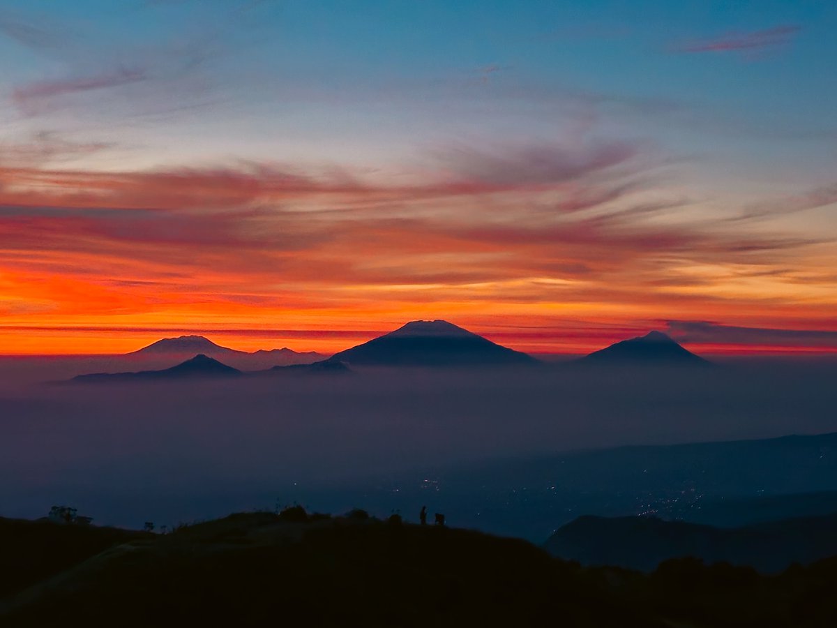 yatsufusaa's tweet photo. Show me the best sunrise in your galery ✨️
#phonegraphy by Samsung 📸
📍Mt. Prau https://t.co/eeLmPvQp3v