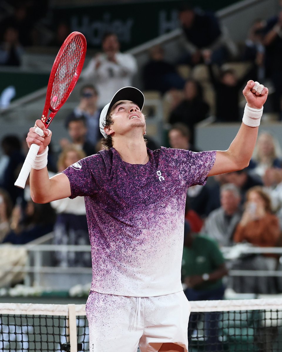 RioOpenOficial's tweet photo. O SONHO CONTINUA. 🚀

João Fonseca está nas quartas de final de Roland Garros após derrotar Casper Ruud em 3 sets a 1. O próximo desafio será contra Jakub Mensik. VOA, JOÃO!

📸: Clive Brunskill/Getty Images https://t.co/OJyLWcs5O8