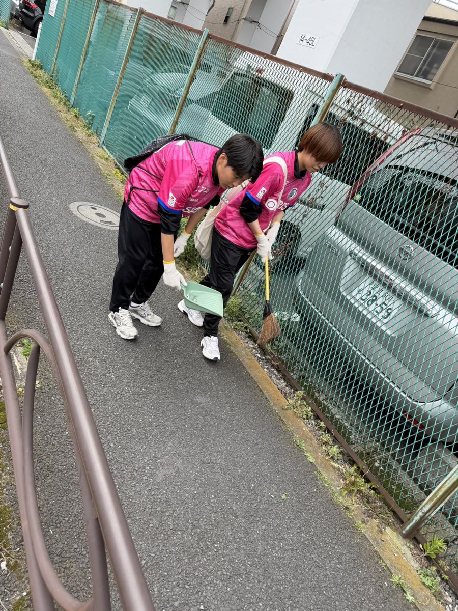 wings_sc's tweet photo. 🧹✨ クリーン作戦に参加！！！ ✨🧹

5月31日（日）「葛飾区環境美化クリーン作戦・江戸川クリーン大作戦」に、南葛SC WINGSの選手たちが参加しました💪🌈

🌊江戸川エリア
MF29 #高橋虹々
FW9 #高橋菜々香
DF20 #町田実香
FW14 #槻木澤眞彩

🚉青砥エリア
GK1 #米満布貴
DF11 #会沢日花里
MF26 #金香那
FW25 #金香姫

街の一員として清掃活動に参加🧹✨

地域の皆さまへポケットガイドをお渡ししたり📘 
最後は葛飾のラグビースクールのみなさんと一緒に体を動かしたり🏉💨

笑顔いっぱい、交流いっぱいの楽しい日曜日となりました😊🩷

これからもWINGSは、サッカーだけでなく地域の皆さまとともに歩んでいきます！

#南葛SC
#南葛ＳＣウイングス
#葛飾区