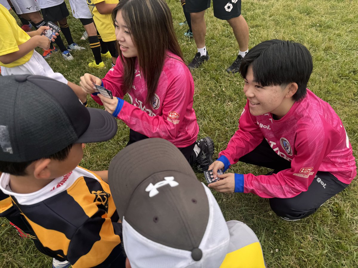 wings_sc's tweet photo. 🧹✨ クリーン作戦に参加！！！ ✨🧹

5月31日（日）「葛飾区環境美化クリーン作戦・江戸川クリーン大作戦」に、南葛SC WINGSの選手たちが参加しました💪🌈

🌊江戸川エリア
MF29 #高橋虹々
FW9 #高橋菜々香
DF20 #町田実香
FW14 #槻木澤眞彩

🚉青砥エリア
GK1 #米満布貴
DF11 #会沢日花里
MF26 #金香那
FW25 #金香姫

街の一員として清掃活動に参加🧹✨

地域の皆さまへポケットガイドをお渡ししたり📘 
最後は葛飾のラグビースクールのみなさんと一緒に体を動かしたり🏉💨

笑顔いっぱい、交流いっぱいの楽しい日曜日となりました😊🩷

これからもWINGSは、サッカーだけでなく地域の皆さまとともに歩んでいきます！

#南葛SC
#南葛ＳＣウイングス
#葛飾区
