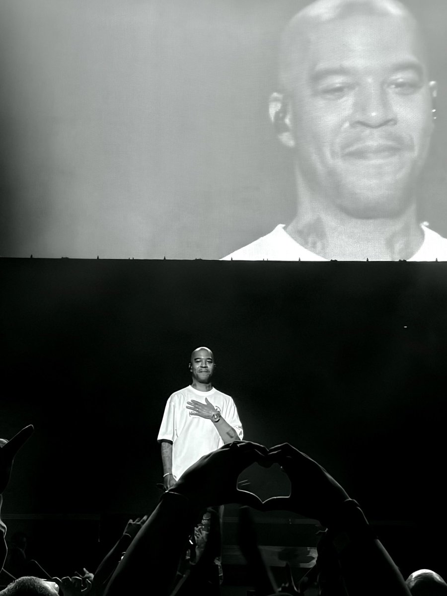 elnolinol's tweet photo. @KiDCuDi Show was so fucking fire from start to finish ❤️ https://t.co/wbrvJCAtKh