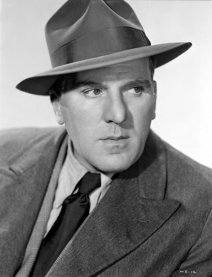 LISAGNO's tweet photo. Bendix #FilmNoir: They Drive By Night, The Glass Key, The Blue Dahlia, The Dark Corner, Calcutta, The Web, Race Street, Cover Up, Crashout, The Big Steal, Detective Story, Macao, Gambling House. Notable: Lifeboat (1944), The Babe Ruth Story, The Time Element (1958, precursor to The Twilight Zone series) #BNoirDetour