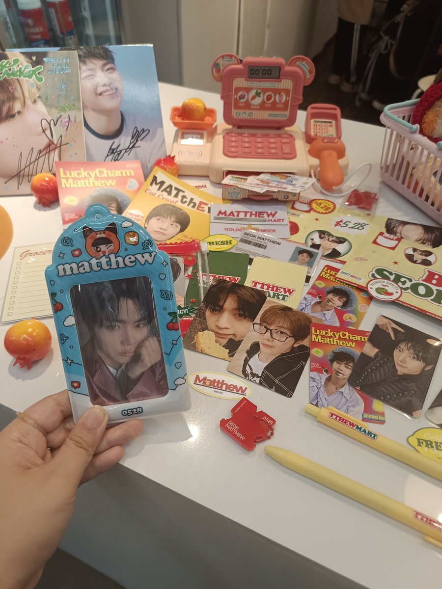 clualess's tweet photo. Another super fun CSE with @seokmatthewph  ❤️‍🔥❤️‍🔥 Sobrang dami kong nakuha from raffle and lucky draw 🙇🙏

#TTHEWMART https://t.co/1nBzOC92dS