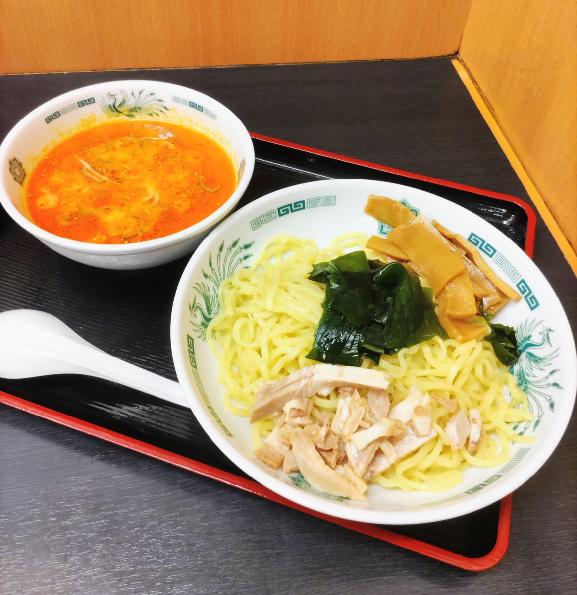 coret_omo_st's tweet photo. ６月度もよろしくお願いいたします✨

週末は家の近くの日高屋さんにて😋
＃日高屋 ＃ピリ辛とん��つつけ麺 https://t.co/DyBGqzkBRR