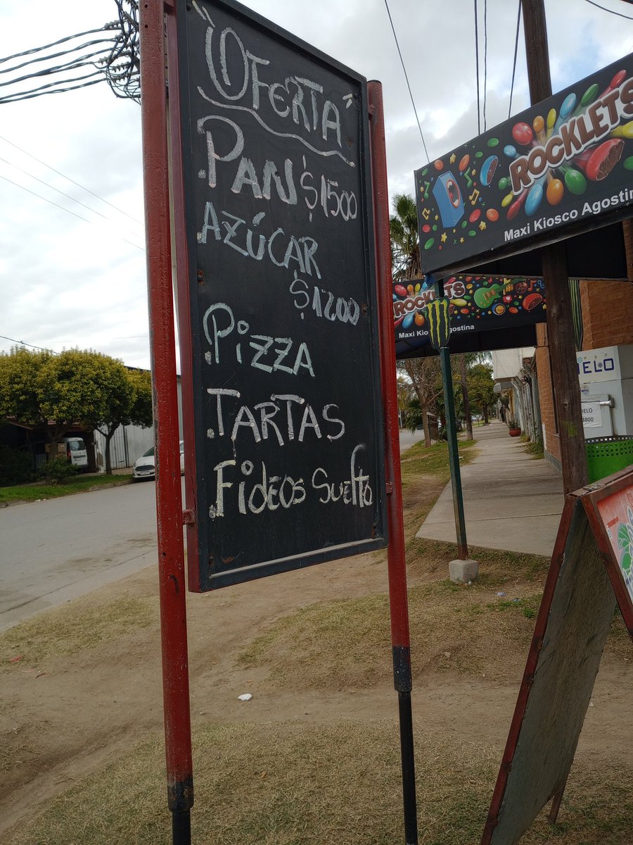 1981zippo's tweet photo. @endemianado Offtopic, pero esta tarde me encontré con un gran cartel para tu serie de ¿Y si sale bien? Fideos sueltos hermano, que miseria https://t.co/v5lvJT7ifh