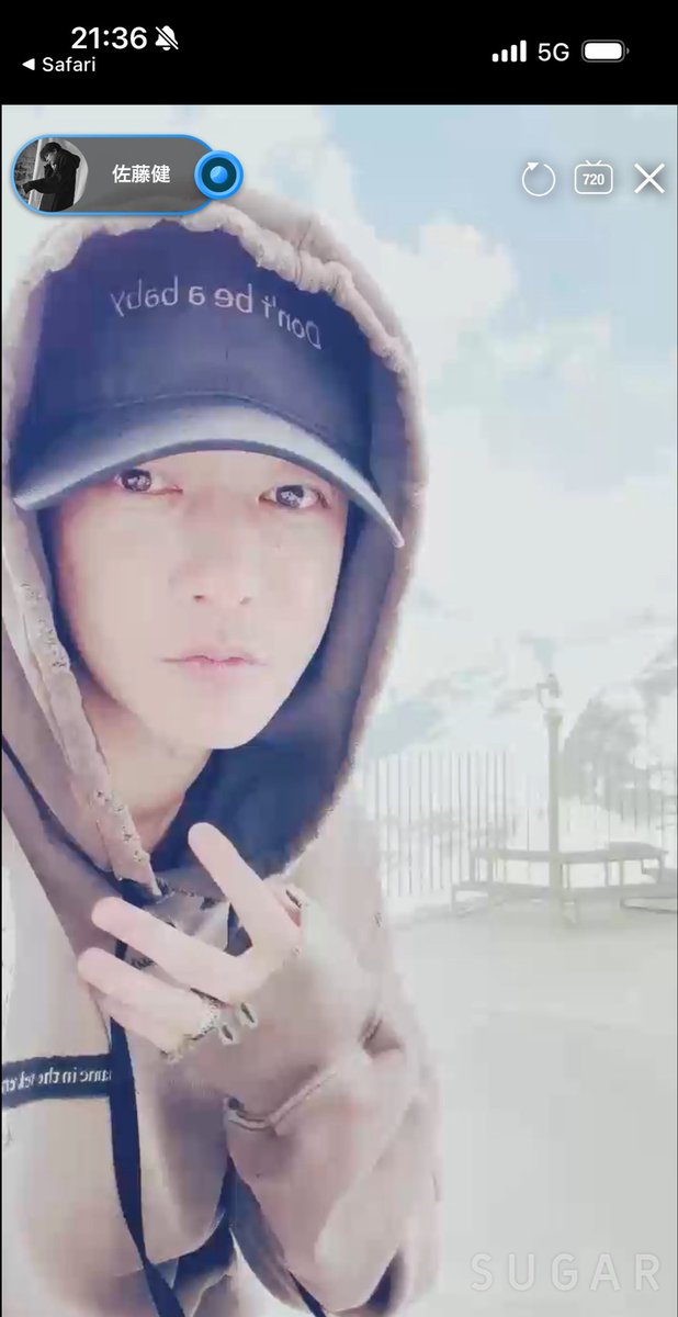 moiazarea's tweet photo. こちらは、嵐の生配信LIVEが終わった日本時間タイミングに合わせてスイスの山奥雪山からSUGARしてくれる佐藤健さま。 https://t.co/RmhXhUgmHl