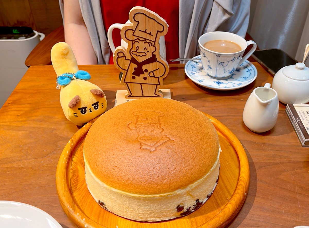 2dPizza's tweet photo. これはインテ前日に食べた、りくろーカフェの超焼きたてチーズケーキ
ほかほかのふわんふわんで最高☁️ https://t.co/JrNbGsMktT