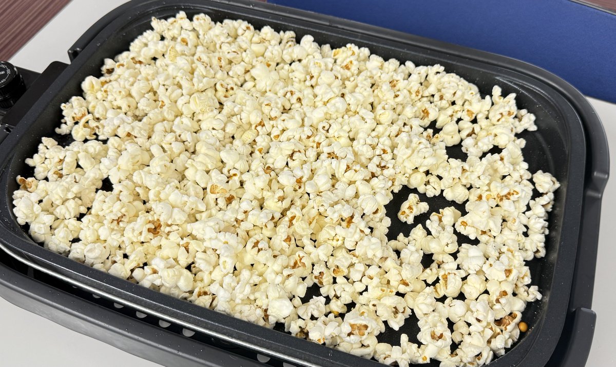 puchi_ta_puchi_'s tweet photo. 5月25日(月)は、ポップコーンづくりを行いました🍿
1回目は少し焦げてしまいましたが、2回目はコツをつかみ、おいしいポップコーンが完成しました！
ポップコーンがはじける音や香りを楽しみながら、チョコソースをかけておいしくいただきました✨

#姫路 #居場所 #ぷちたぷち https://t.co/lNQKdytcht
