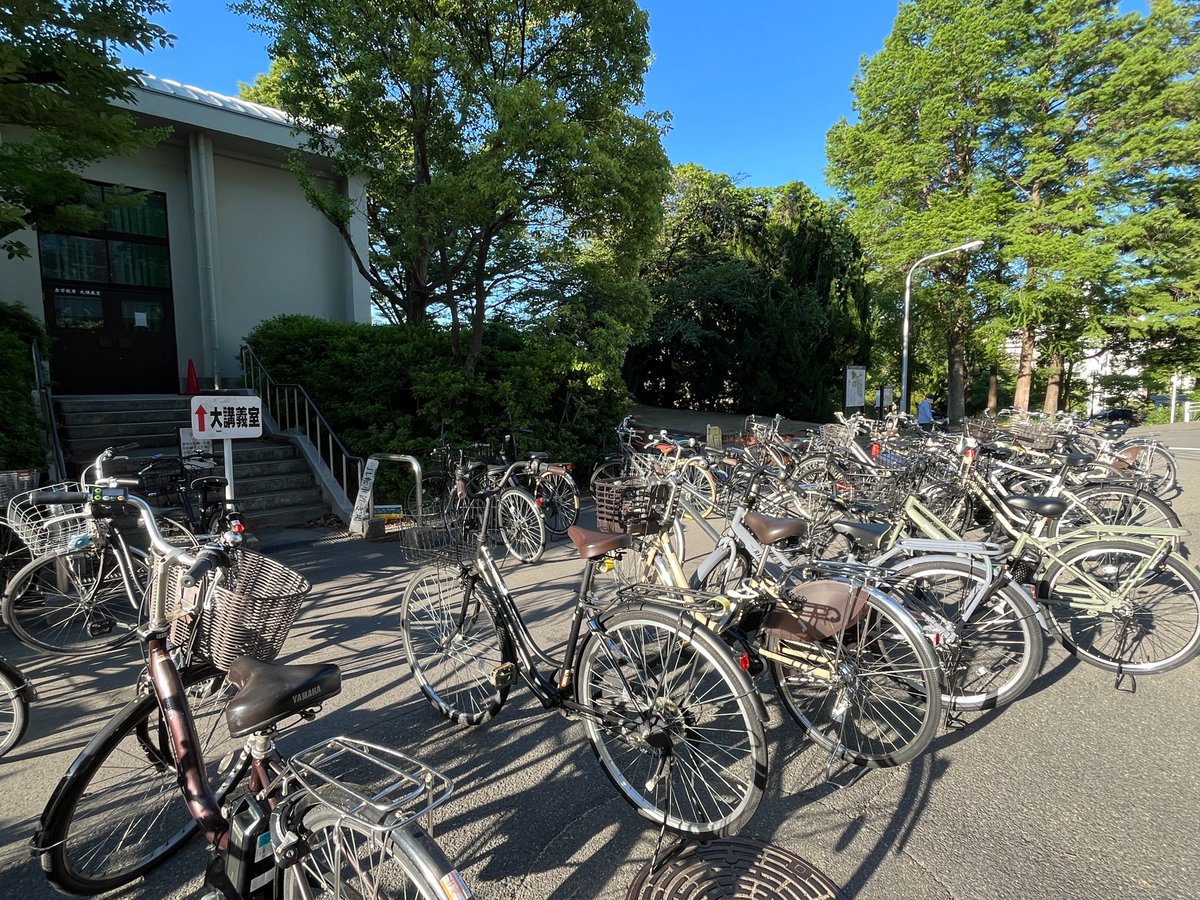 OU_sci's tweet photo. ～自転車マナーを考えよう～
大講義室前に駐輪する方が増えています。あまりにも多く、奥のほうは取り出せなかったり、車や再履バスの通行の妨げになったりしています。

しかしA棟前の駐輪場はいつも空いています。特に最初の授業がA棟の方、A棟前まで自転車で行ってみてはいかがですか？ https://t.co/3qlAvSnSWC