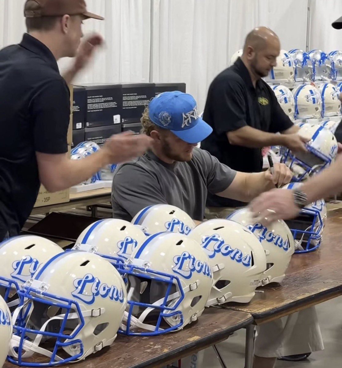 HonoluluBlues_'s tweet photo. Rate these helmets 👀 https://t.co/p4bNaQBuQk