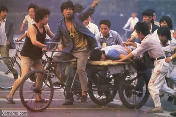 xu96175836's tweet photo. 轉：89年6月3日夜，北京民众在枪林弹雨中抢救伤员，这些蹬着三轮车的民众是英雄。 https://t.co/lC9sxGsXrU