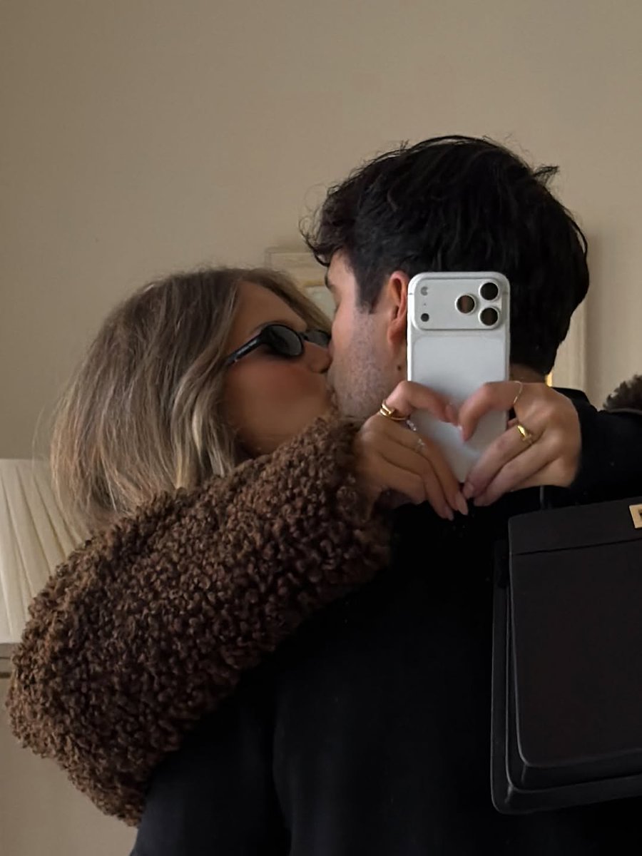 C0RPRITLY's tweet photo. Amor (s.m.)

É o resumo do infinito. É a ligação entre dois corações, um sentimento que nasce da alma e transforma a vida. É encontrar lar, carinho, força e felicidade em alguém, compartilhando os momentos bons e ruins com afeto, entrega e companheirismo. https://t.co/Y7traYmPYj