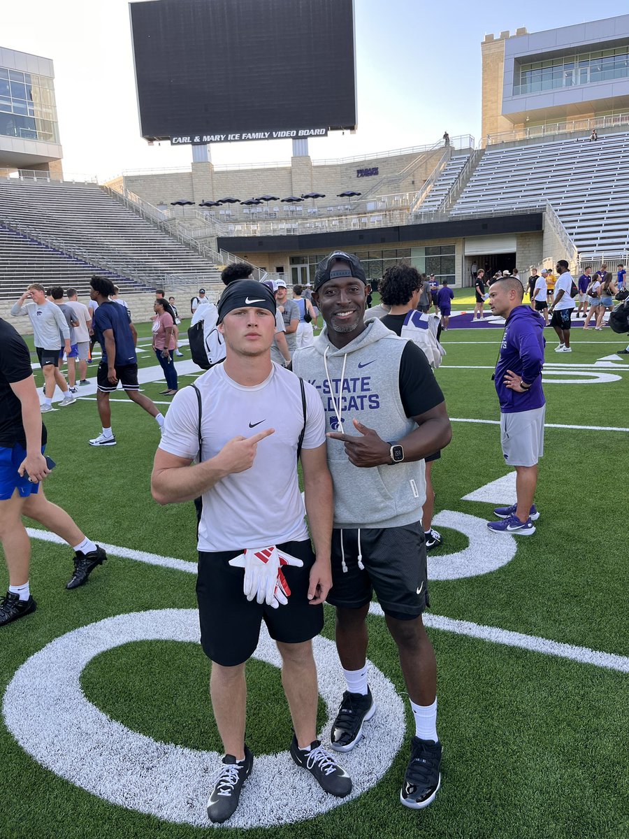 AugspurgWyatt's tweet photo. Had an awesome day at K-State! 

@Mr_Huffman54 @ChrisDuerr @PrepRedzone @JPRockMO @jaredrhodes45 @PeytonKlundSEMO @_CoachHolden @CoachSharpWU @CoachMiller02 @KevonM4 @CoachLeppke @JacksonKing_FB @ludwig_aidan @AidenAsh_ @CoachJFisc @CoachMcDown @CoachG_Garner @BradHines17 @CoachTucker04 @Coach_CPatt @Blake_Shrader13 @CoachJDittman58 @CoachTEverett