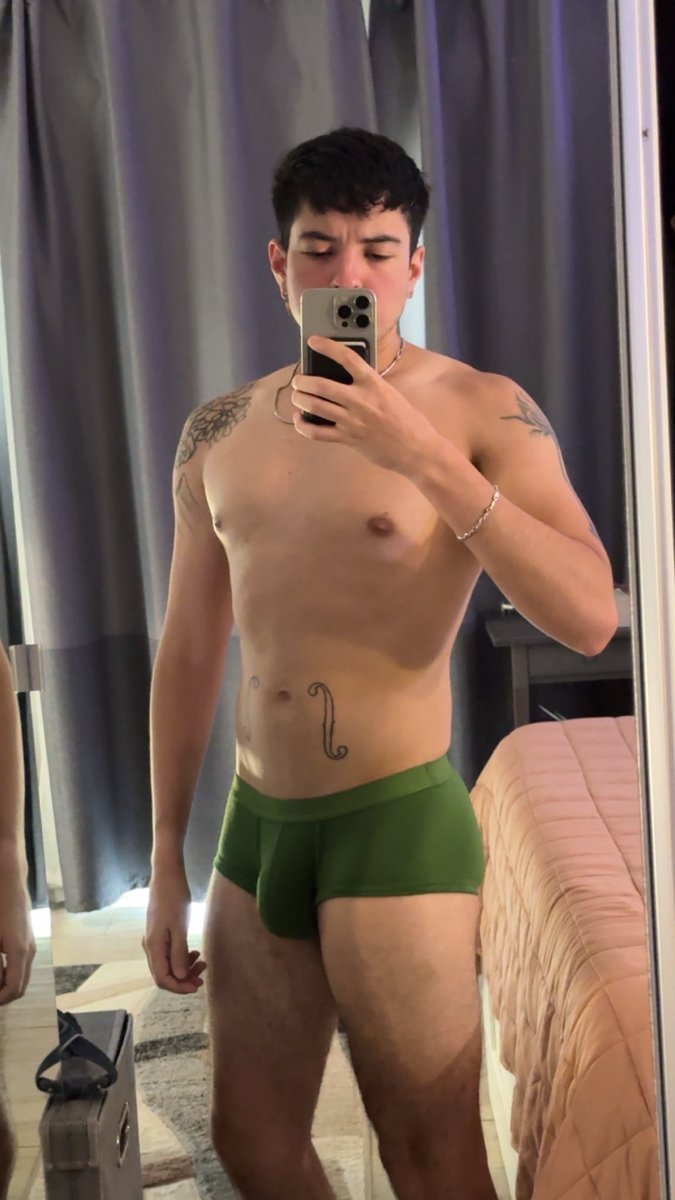 Jasazos's tweet photo. I’m almost to 150lbs someone give me attention pls https://t.co/FDHHcHCiyC