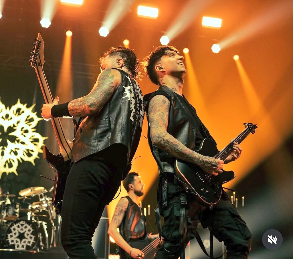 PAM_Ea271315's tweet photo. @therealjinxxbvb on instagram 
@andyblack
@JakePittsBVB
@LonnyEagleton
@christiancoma
@blackveilbrides 
@GhostWhoHaunts
VINDICATE TOUR 2026 https://t.co/I6n94WOUtM