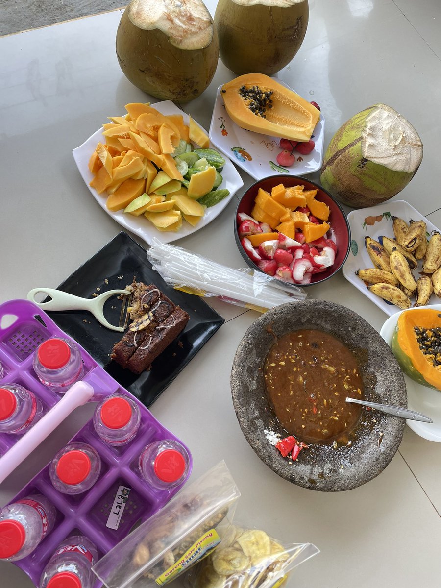 cffeinc's tweet photo. rujak tuh bapak nya ayu ting ting ya? https://t.co/3xzEycqDIF