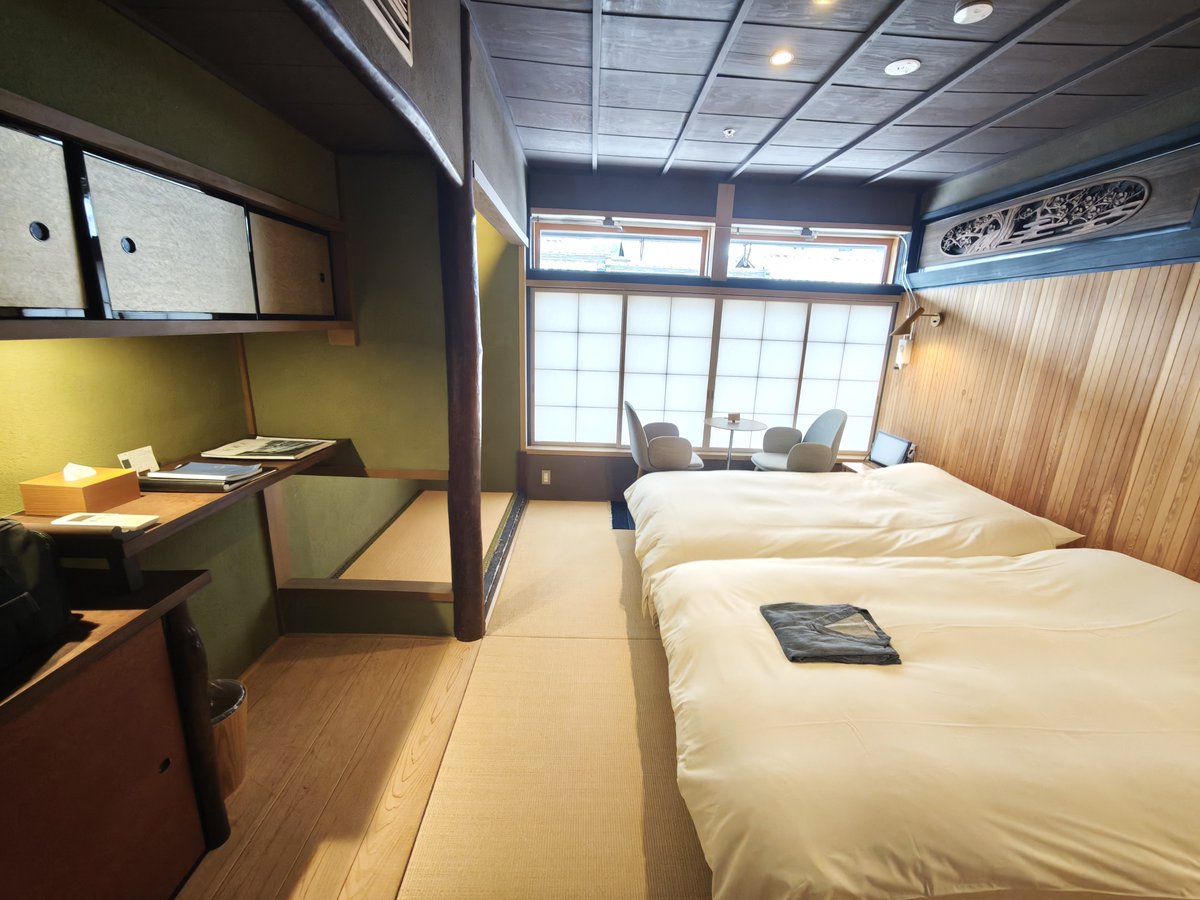 live_marriott's tweet photo. 寝れない‼️部屋選び注意‼️
HOTEL講　大津百町

公式サイト予約はマリオット特典適用対象外とのことで特典無し😭

この部屋は道路沿い、古い建物だから遮音性0で原付とかが通る度に爆音で起こされる。
遮光カーテンもない。
道路沿いじゃない部屋なら寝られるのかも。

夜まで仕事、そのまま人と食事で夜中に帰ってから騒音に気づき、緊急連絡先しかなかったから部屋移動も出来ず

松本十帖は良かったけど、こんな経験する可能性あるなら他の自遊人グループはもう行かなくていいや
滋賀県大好きだから楽しみにしていただけにショックが大きい