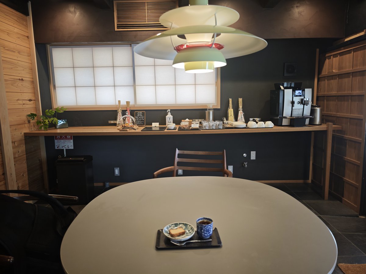 live_marriott's tweet photo. 寝れない‼️部屋選び注意‼️
HOTEL講　大津百町

公式サイト予約はマリオット特典適用対象外とのことで特典無し😭

この部屋は道路沿い、古い建物だから遮音性0で原付とかが通る度に爆音で起こされる。
遮光カーテンもない。
道路沿いじゃない部屋なら寝られるのかも。

夜まで仕事、そのまま人と食事で夜中に帰ってから騒音に気づき、緊急連絡先しかなかったから部屋移動も出来ず

松本十帖は良かったけど、こんな経験する可能性あるなら他の自遊人グループはもう行かなくていいや
滋賀県大好きだから楽しみにしていただけにショックが大きい