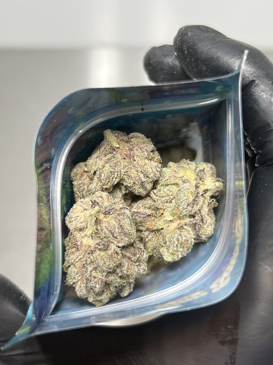 _StonersRUs_'s tweet photo. There’s no better smell than when you open a fresh bag of weed 🤤 https://t.co/cFpGgdTWXu